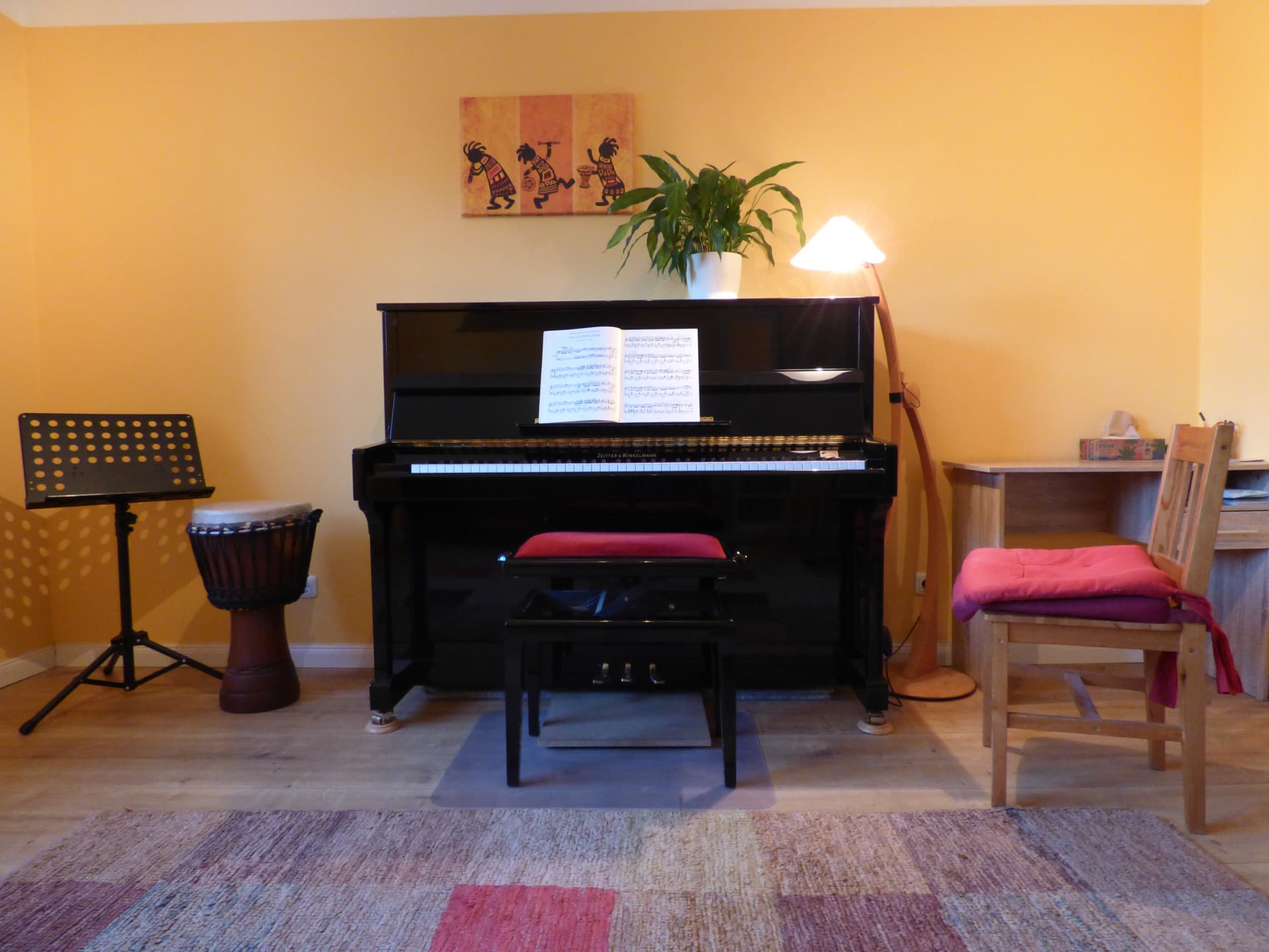 Klavier mit Noten und Sitzplatz